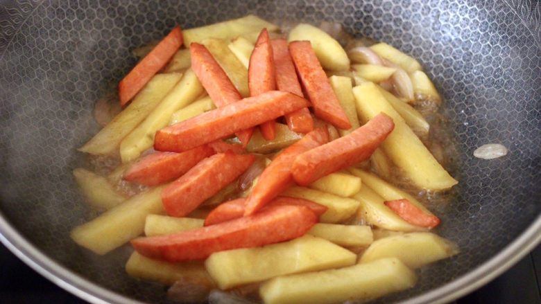 辣炒火腿肠土豆条,这个时候加入煎熟的火腿肠。