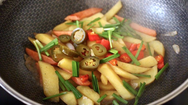辣炒火腿肠土豆条,大火快速翻炒均匀后，加入切段的韭菜。