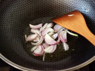 辣炒火腿肠土豆条,锅中倒入剩下的10克花生油烧热，大火爆香洋葱。