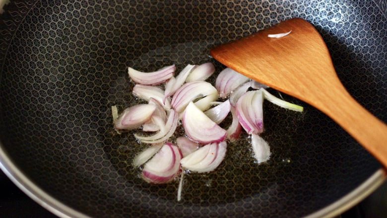 辣炒火腿肠土豆条,锅中倒入剩下的10克花生油烧热，大火爆香洋葱。