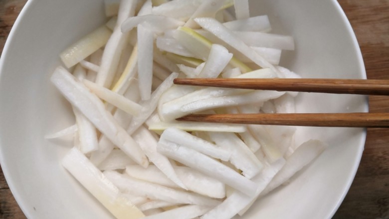 糖醋白萝卜,盐筷子搅拌均匀，腌制半小时