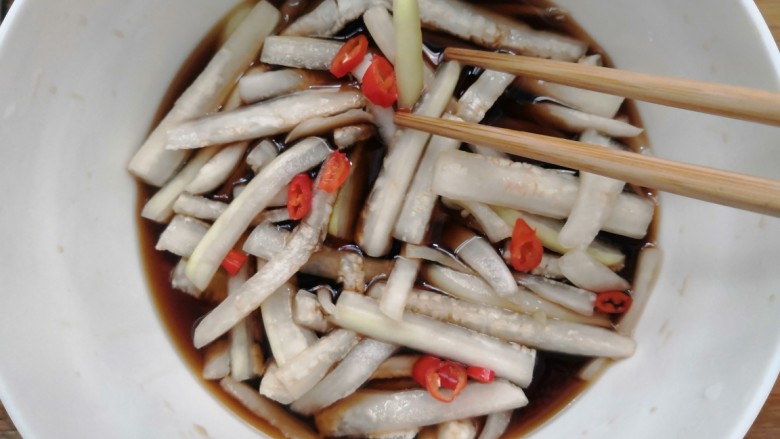 糖醋白萝卜,用筷子，搅拌均匀