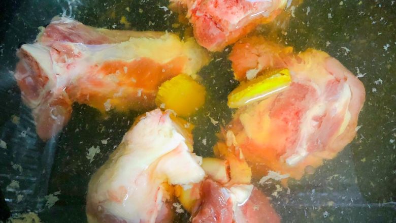 莲藕玉米排骨汤,同子骨入锅焯水去浮末，锅中加入少量姜片和2滴料酒