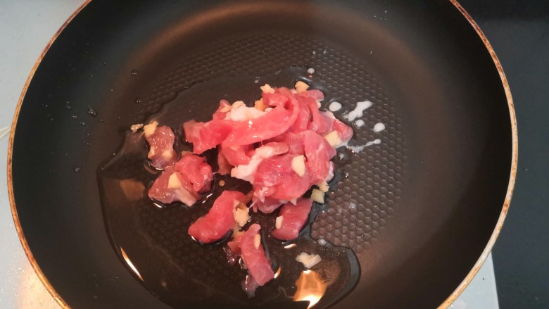 莲藕炒肉片,放入，腌制好的肉片