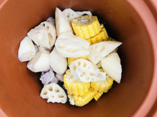 莲藕玉米排骨汤,将焯过水的排骨、莲藕、玉米和姜片放到砂锅里，


