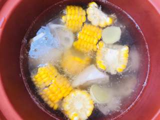 莲藕玉米排骨汤,一键慢炖，大概是2-3小时即可喝上鲜美的排骨汤