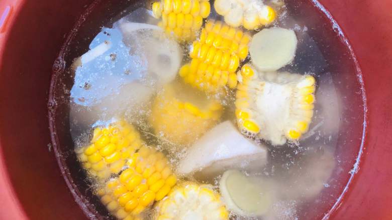莲藕玉米排骨汤,一键慢炖，大概是2-3小时即可喝上鲜美的排骨汤