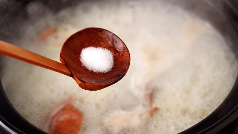 螃蟹青菜辣椒粥,再根据个人口味，加入适量的盐调味。