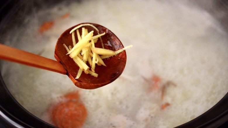 螃蟹青菜辣椒粥,这个时候砂锅中加入姜丝。