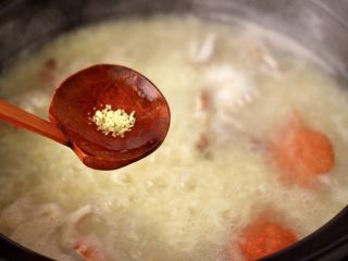 螃蟹青菜辣椒粥,最后加入鸡精调味。