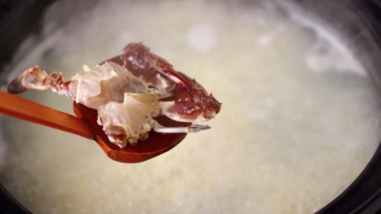 螃蟹青菜辣椒粥,这个时候放入梭子蟹。