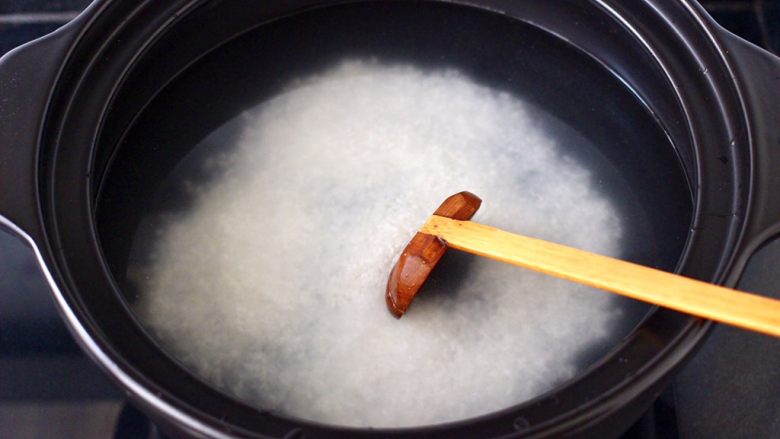 螃蟹青菜辣椒粥,砂锅里倒入适量的清水，放入浸泡后清洗干净的大米。