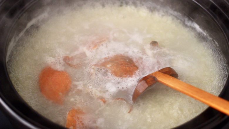 螃蟹青菜辣椒粥,大火煮沸后，小火继续煮10分钟。