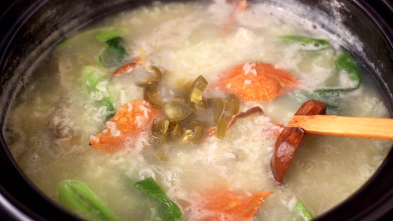螃蟹青菜辣椒粥,加入切碎的辣椒圈，大火煮沸即可关火。