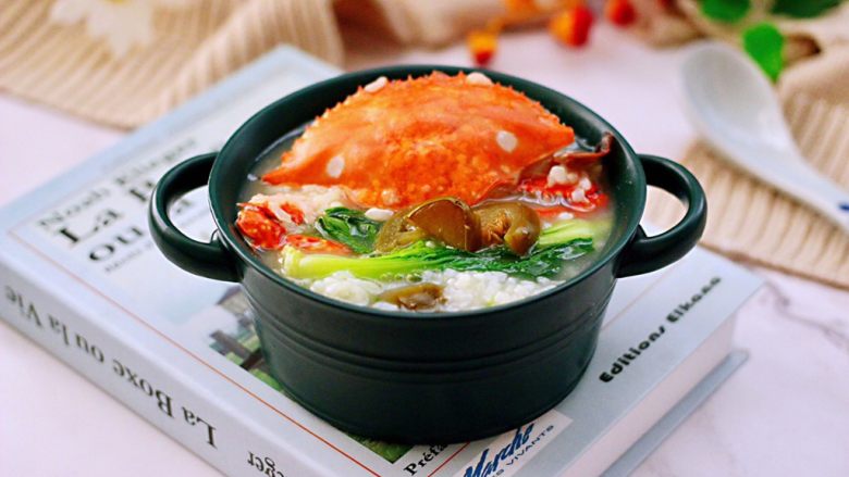 螃蟹青菜辣椒粥,鲜辣爽口开胃的梭子蟹蔬菜粥出锅咯。