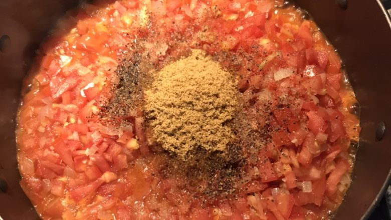 蕃茄肉酱（免加水、免加蕃茄酱）,加入1茶匙盐、2茶匙棕榈糖、1茶匙黑胡椒粉与蕃茄ㄧ起炒匀。