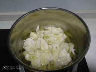 凉拌白萝卜丝、包菜、西红柿,锅中放入适量清水，水开后放入包菜