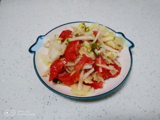 凉拌白萝卜丝、包菜、西红柿,盛入盘中