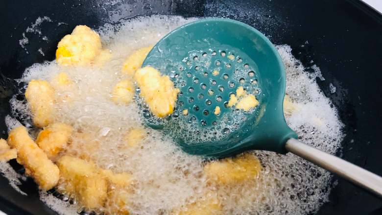 南瓜酥条,锅里放油，油温烧热以后直接倒入南瓜条。大约炸到表面金黄就可以捞出了。南瓜因为做了预处理，不需要炸很久哦。注意火候。