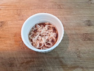 海带冬瓜汤,虾皮放入10克料酒，腌制去腥10分钟