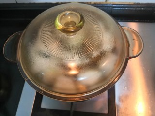 海带冬瓜汤,煮开后，大火烧煮2分钟，关小火焖3分钟
