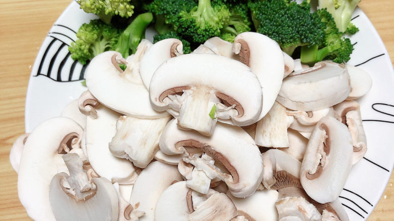 奶油蘑菇意面,口蘑切片、西兰花掰成块待用。