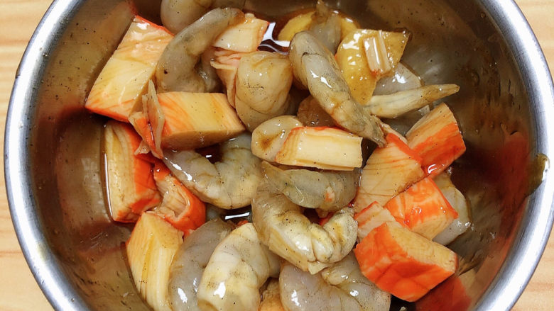 奶油蘑菇意面,将食材搅拌均匀、腌制10分钟。