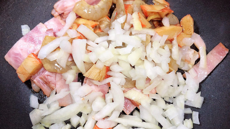 奶油蘑菇意面,放入培根、虾仁、蟹肉棒鸡洋葱，翻炒均匀。