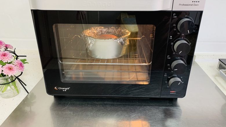 菠萝反转蛋糕,烤箱提前预热，中层上下火180度35分钟。