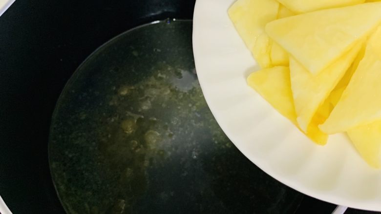 菠萝反转蛋糕,提前将200克的新鲜菠萝，切成0.5厘米厚的块备用。加入菠萝