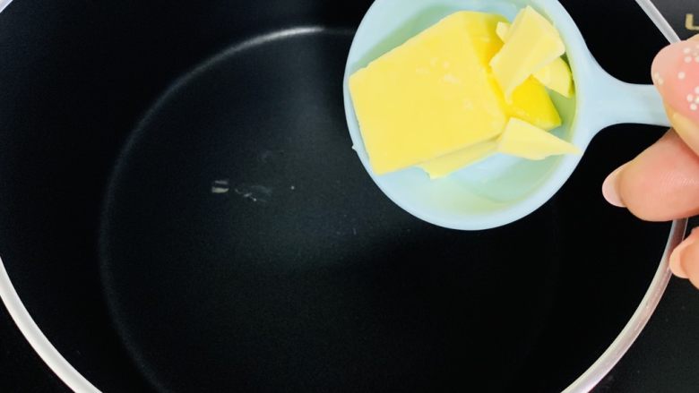 菠萝反转蛋糕,重新起锅，放入黄油融化
