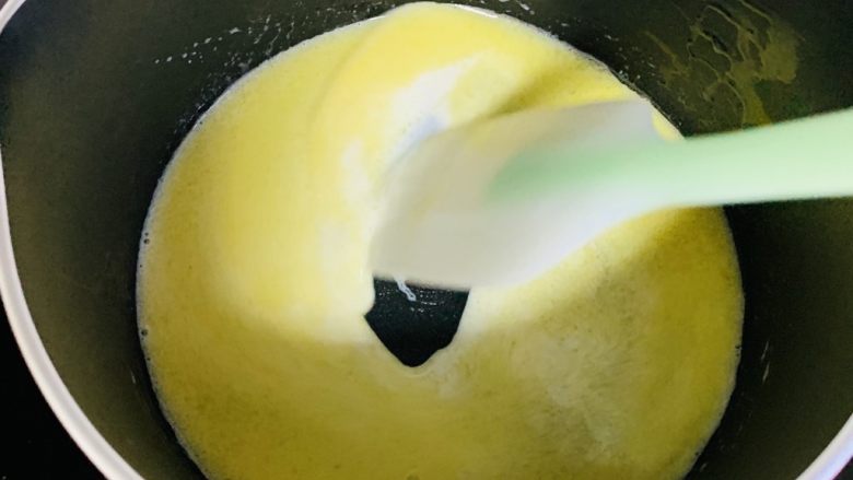 菠萝反转蛋糕,搅拌均匀备用。