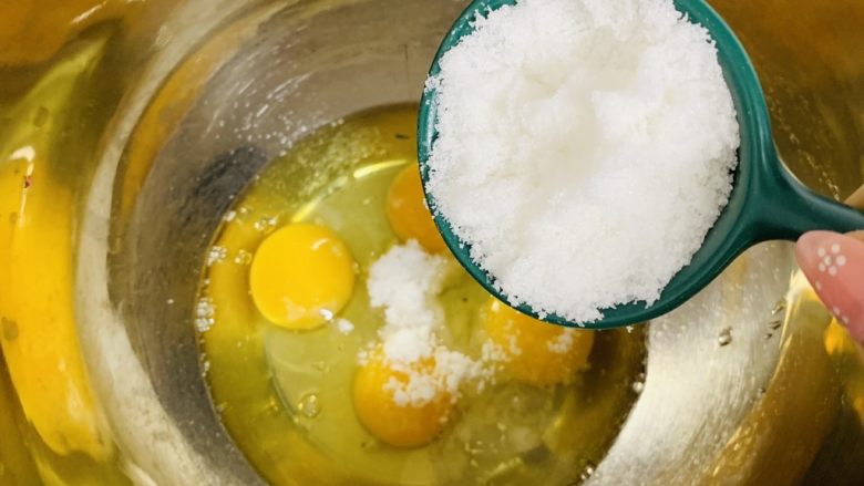 菠萝反转蛋糕,将全蛋液放入无油无水容器中加入白砂糖。