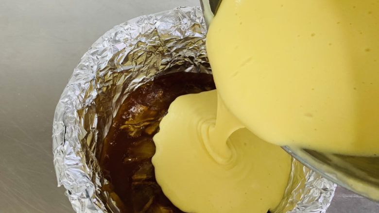 菠萝反转蛋糕,翻拌好的蛋黄液倒入模具中。