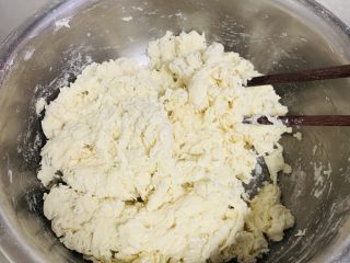 芝麻烧饼,将酵母用温水化开，倒入面粉中不搅拌成絮状（这里用35度的温水激活酵母，使面团快速发酵）