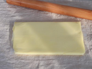 牛角包,150克黄油，放在保鲜袋里稍微软化后，用擀面杖擀开，整形成方形。放冰箱冷藏至凝固。