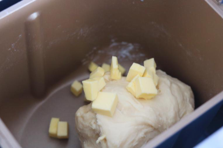 牛角包,搅拌至扩展阶段，加入黄油继续揉面15分钟。