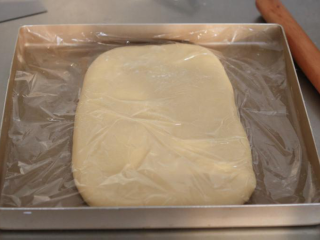 牛角包,松弛好的面团擀开成长方形，放入冷冻10分钟定型。