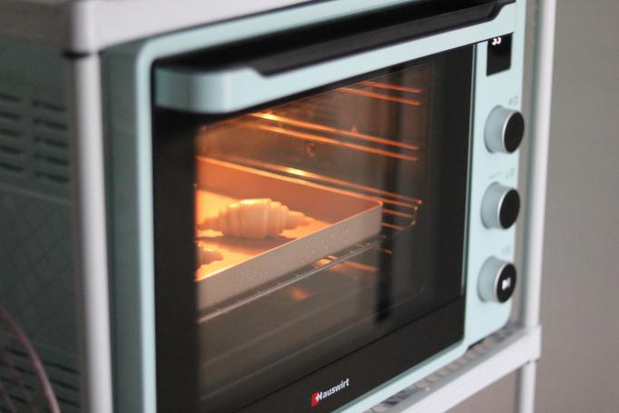 牛角包,烤箱设置30度发酵2小时左右，至2倍大小，中途要不断喷水在面胚表面，防止风干。