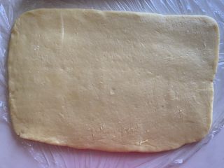 奶酪饼干,把面团擀成长方形，约0.8到1厘米的厚度。