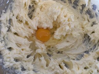 奶酪饼干,再加入一颗鸡蛋，同样的气温低的话，蛋液分两到三次加入。