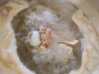 筒骨虫草菇冬瓜汤,去除浮沫，捞出筒骨。