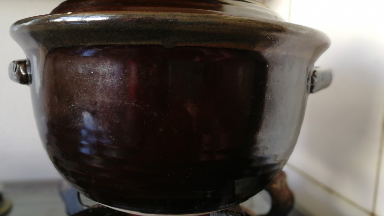 筒骨虫草菇冬瓜汤,水开盖上盖子，文火煮25分钟。