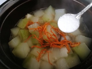 筒骨虫草菇冬瓜汤,放入虫草菇，加一勺盐。煮8分钟。