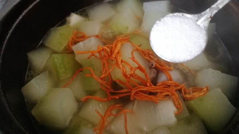 筒骨虫草菇冬瓜汤,放入虫草菇，加一勺盐。煮8分钟。