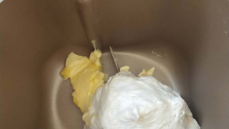 酸奶土司,3、揉成团后加入黄油继续揉。
