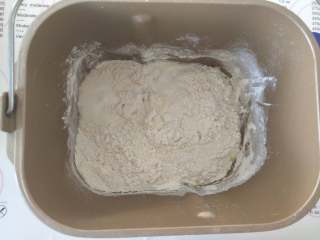 酸奶土司,2、除黄油外所有材料放入面包机揉面。
