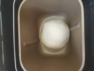 酸奶土司,5、滚圆放入盆内进行基础发酵。
