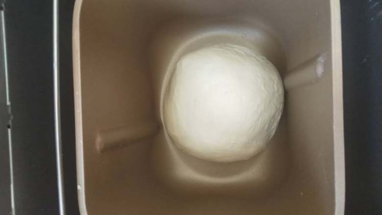 酸奶土司,5、滚圆放入盆内进行基础发酵。
