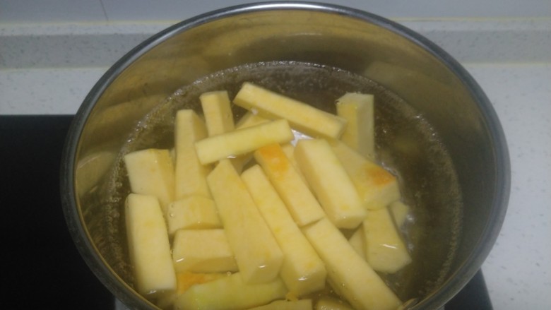 咸蛋黄南瓜,锅中放入适量清水，水开后放入南瓜条